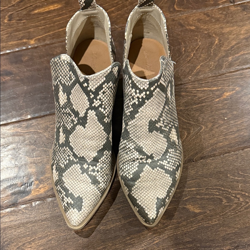 Universal Thread Snakeskin Ankle Booties